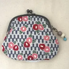 紺模様の椿の花柄がま口財布．小物入れ
