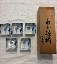 青い花柄の陶器皿（小鉢）5個セット 木箱付き