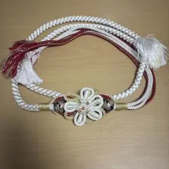 赤と白の花モチーフ帯締め