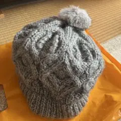 グレー ケーブル編み ラメ入りニット帽 ポンポン付き　サイズ57cm