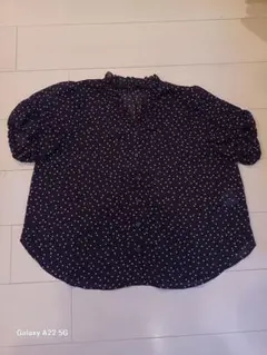 お値下げ‼️N. 水玉模様フリル付きブラウス 半袖