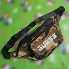GUESS カモフラージュ ボディバッグ