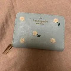 ケイトスペード　フルジップ小銭入れカードケース　ファスナー水色花柄　白小花刺繍