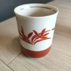 白と赤の葉模様 湯飲み 陶器製
