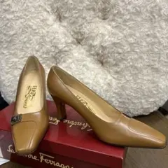 Salvatore Ferragamo ベージュ ハイヒールのサムネイル