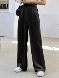 ハイウエスト プリーツディテール テーラードパンツ スラックス 黒無地 ボタン①
