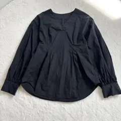 【完売品】lawgy（ラウジー）Vネック ボリューム袖タックブラウス 黒