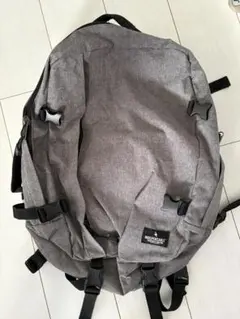 グレー バックパック INDISPENSABLE
