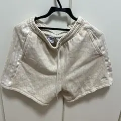 adidas クリーム色 ショートパンツ