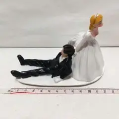 ウェディング ケーキトッパー 新郎新婦 フィギュア 新郎引きずられバージョン
