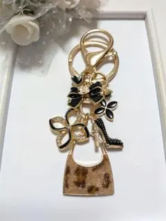 ハンドメイドキーホルダー　ストーン付きフラワー　黒　レオパードファーバッグ