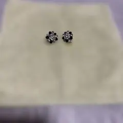 新品☆花形スタッドイヤリング 黒とクリスタル