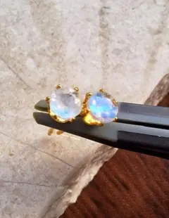 ①ムーンストーン4mmスタッドピアス　サージカルステンレス