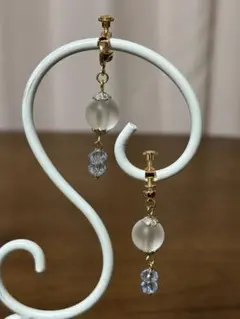 ハンドメイド イヤリング 淡色ブルー マットビーズ シンプル　金属アレルギー対応