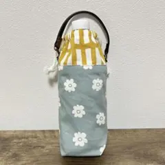 ハンドメイド　かわいいお花柄（淡いブルー系）のペットボトルカバー　保温保冷
