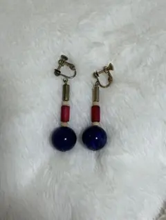 青いボール型イヤリング