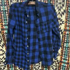 青と黒のチェック柄ネルシャツ