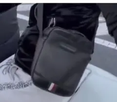 Tommy Hilfiger ブラックショルダーバッグ