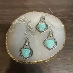 ターコイズ風ハート型ピアスとネックレスセット
