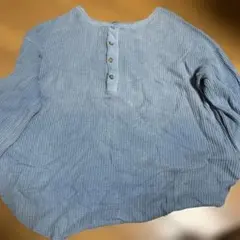 リブ編みボタン付きヘンリーネック青色トップス