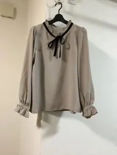 は*な様 未使用品　淡いモカベージュ　フリル配色リボンデザインブラウス　LL
