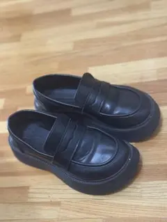 ブラックレザー ローファー ストラップ付き