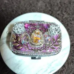 雫型のラインストーンと銀薔薇のピルケース