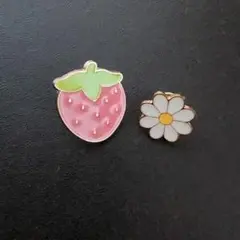 ブローチ イチゴとデイジーのピンバッチ 2点セット 白いお花