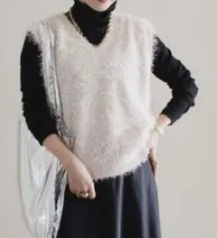 Vネックニットベスト　 ラメ入りオフホワイト