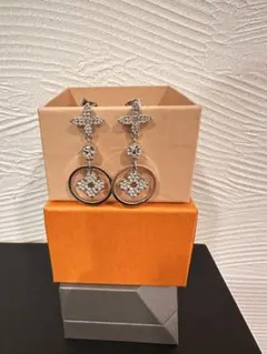 フラワーモチーフ ロングピアス シルバー キラキラ 揺れる 上品