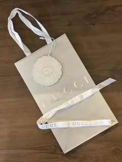 GUCCI シルバーショッパー チャームとリボン付き
