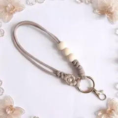 シンプルお花のハンドストラップ　パラコード　くピンクベージュ　/415