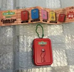 セサミストリートマーケット　限定　エルモ　クッキー缶チェーン