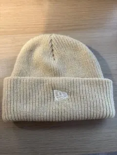 【NEW ERA】ベージュ ニット帽 刺繍ロゴ付き