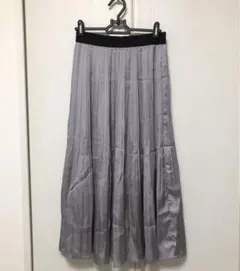 サテンプリーツスカート