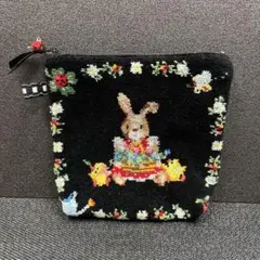【ARTEMOGOL】ウサギ柄のポーチ　ブラックの小物入れ　内袋はドット柄