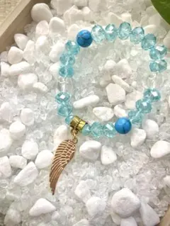 青色ビーズ、水晶と天然石の羽根チャームブレスレット