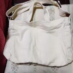 クリーム色 ショルダーバッグ ジッパー付きなかなか無いです。お見逃し無くです。