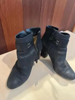 CHANEL黒いスエード風ブーツ ジッパー付き