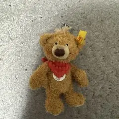 クマのキーホルダー 赤いスカーフ付きのサムネイル