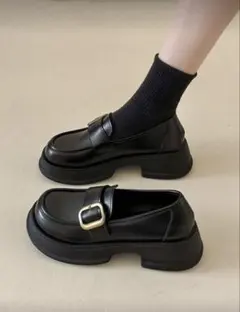 厚底ブラックローファー バックル付き