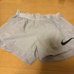 Nike グレー ショートパンツ