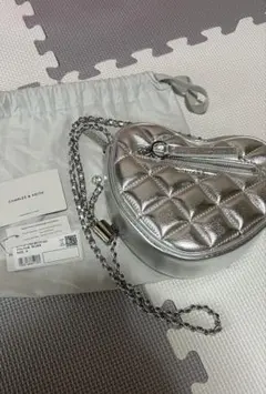CHARLES & KEITH シルバー ハート型ショルダーバッグ　キルティング