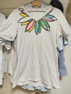 SHANTII✕1PIU1UGUALE3 Vネック Tシャツのサムネイル