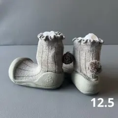 ポンポン付きグレーのベビーシューズ