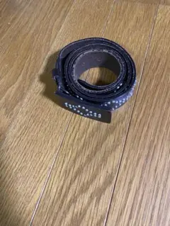 スタッズ装飾の茶色ベルト