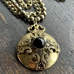 ビンテージ　重厚な雰囲気のゴシック風ネックレス