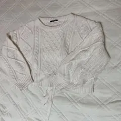 ホワイト ケーブル編み ニットセーター クロップド丈　バックリボン
