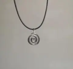 渦巻き形状の金属製ネックレス 45cm