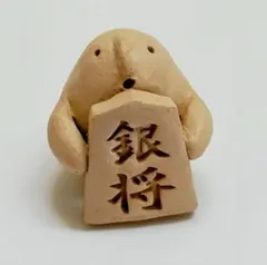 将棋の駒・銀将を持つハニワの置物　ハンドメイド